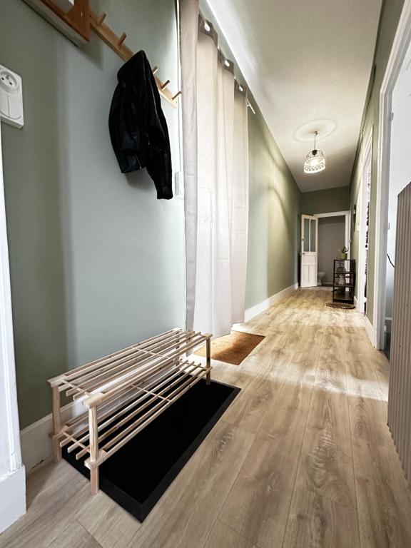 - un couloir avec un lit au milieu d'une chambre dans l'établissement Appartement 10 personnes à Paray le Monial, proche centre ville, à Paray-le-Monial