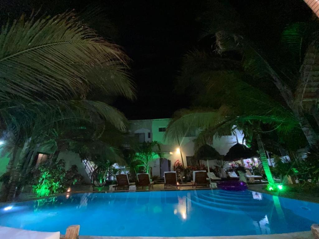 Bazén v ubytování CeZeRe THE PALM HOTEL nebo v jeho okolí