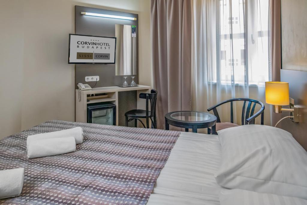 Postel nebo postele na pokoji v ubytování Corvin Hotel Budapest Corvin Wing