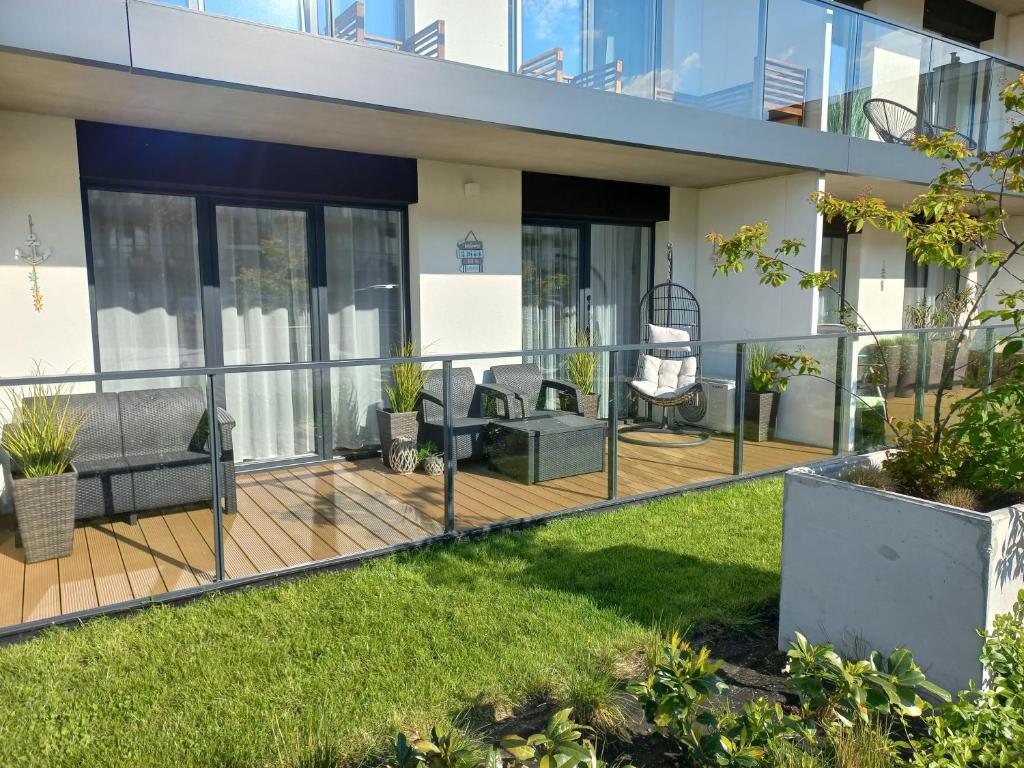 - Balcón de casa con patio en Apartament Marin, en Dziwnów