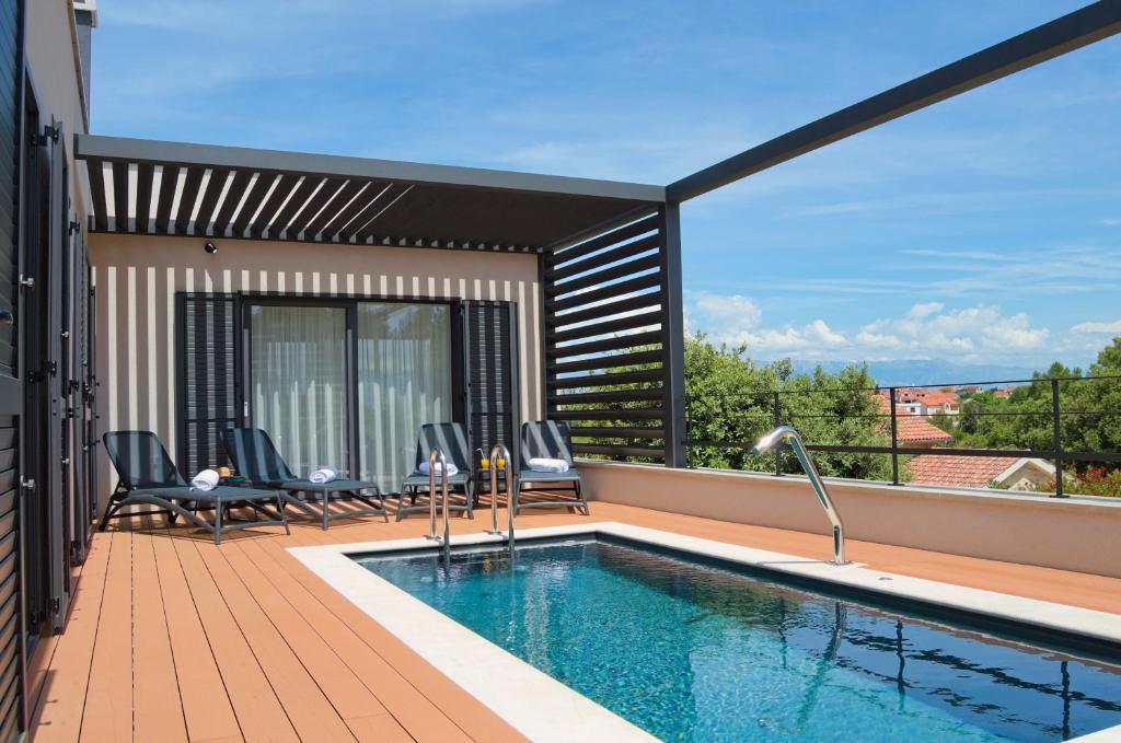 ein Swimmingpool auf dem Dach eines Hauses in der Unterkunft Villa Ardura in Zaton