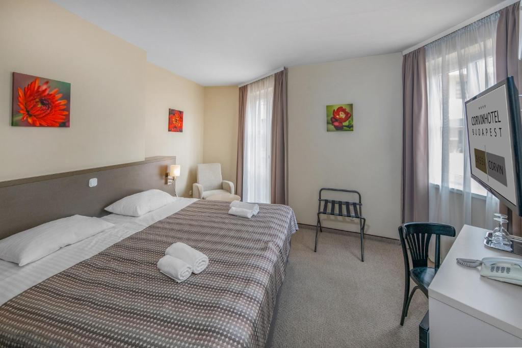 Postel nebo postele na pokoji v ubytování Corvin Hotel Budapest Corvin Wing