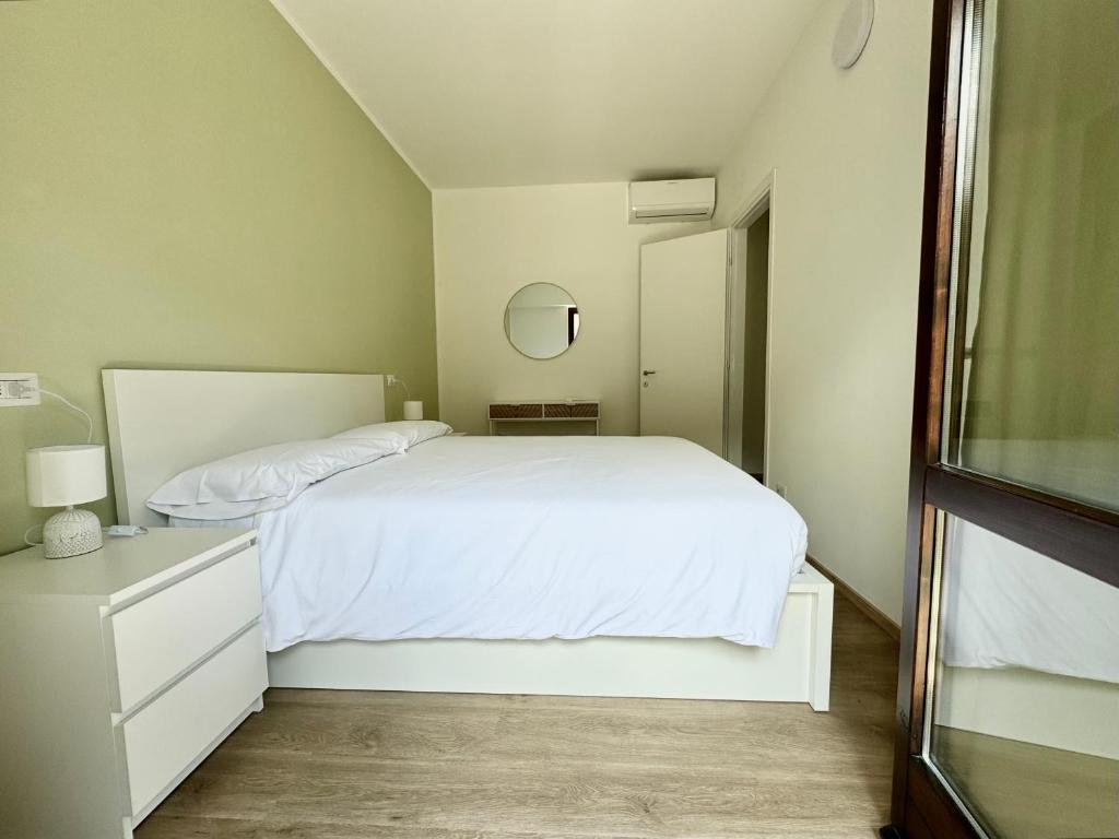 Postel nebo postele na pokoji v ubytování Ibiscus lago di Como