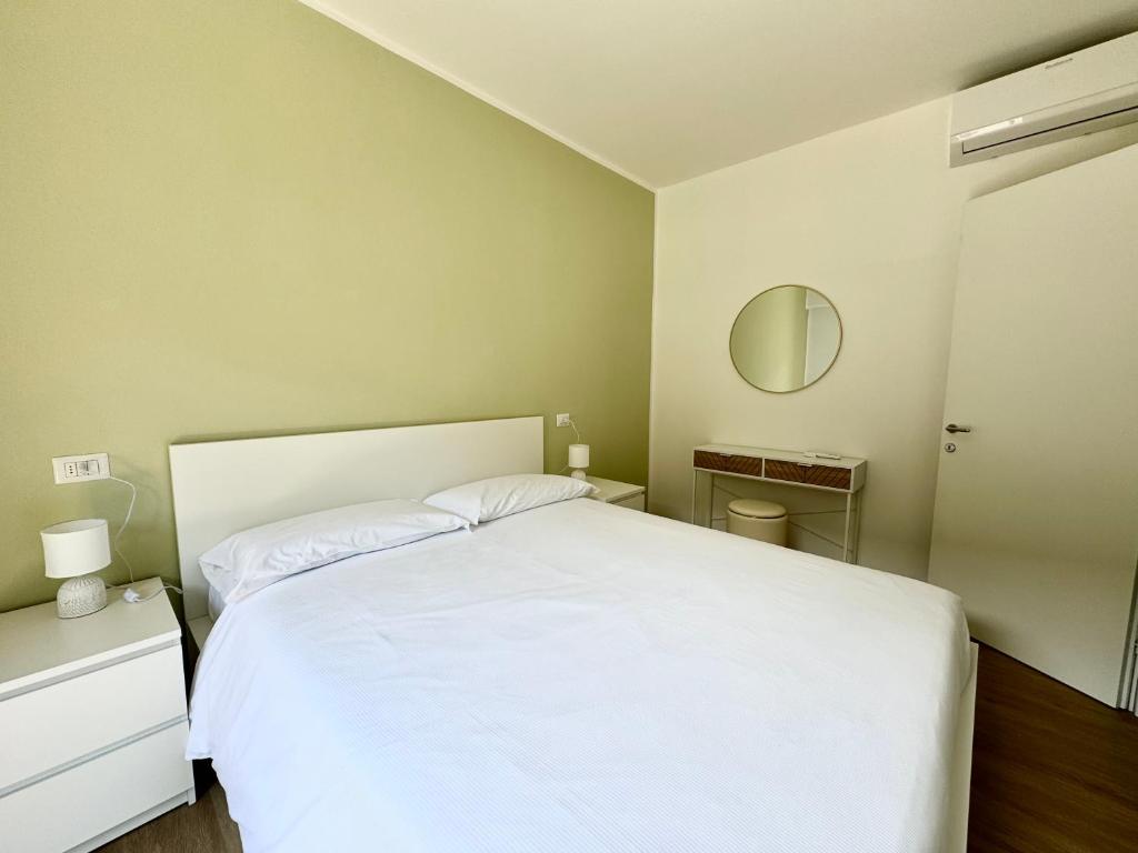 Postel nebo postele na pokoji v ubytování Ibiscus lago di Como