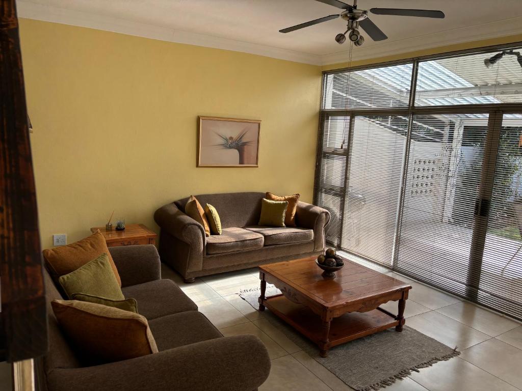 フェリーニヒングにあるRipplewoodのソファとコーヒーテーブルのあるリビングルーム