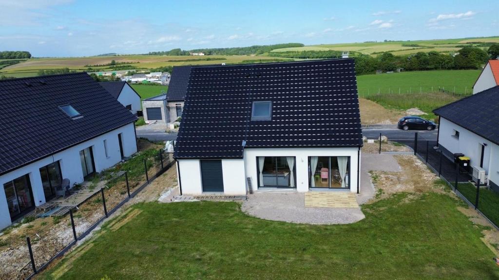 une vue aérienne d'une maison avec une cour dans l'établissement La Perle du Littoral, à Étaples