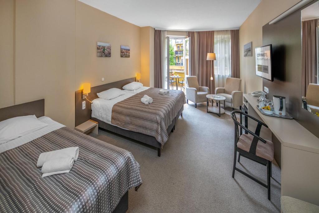 Postel nebo postele na pokoji v ubytování Corvin Hotel Budapest Corvin Wing