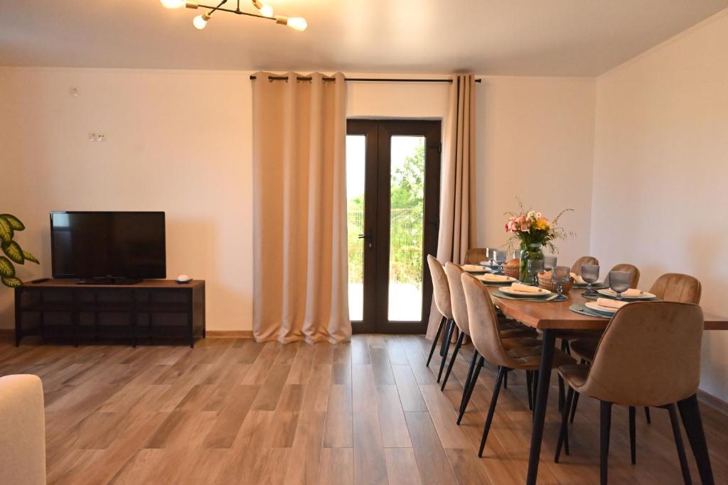 TV a/nebo společenská místnost v ubytování The Lake House