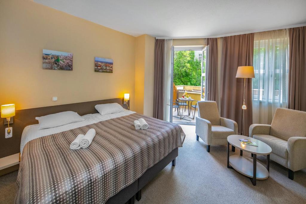 Postel nebo postele na pokoji v ubytování Corvin Hotel Budapest Corvin Wing