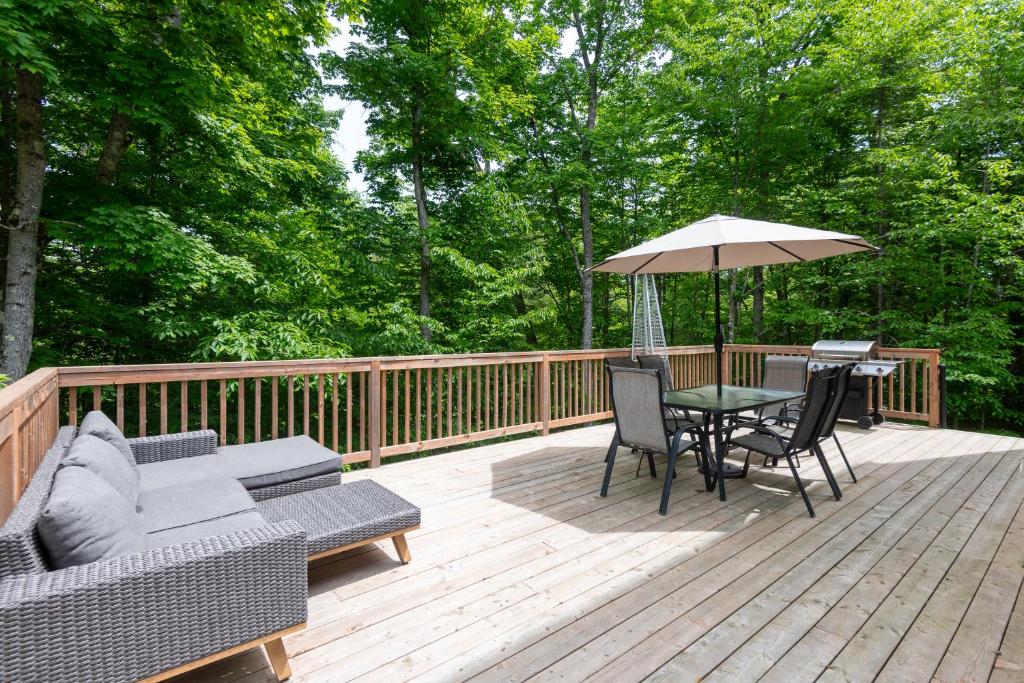 Balkón nebo terasa v ubytování Chalet Listra peace & spa - 16 min to Tremblant