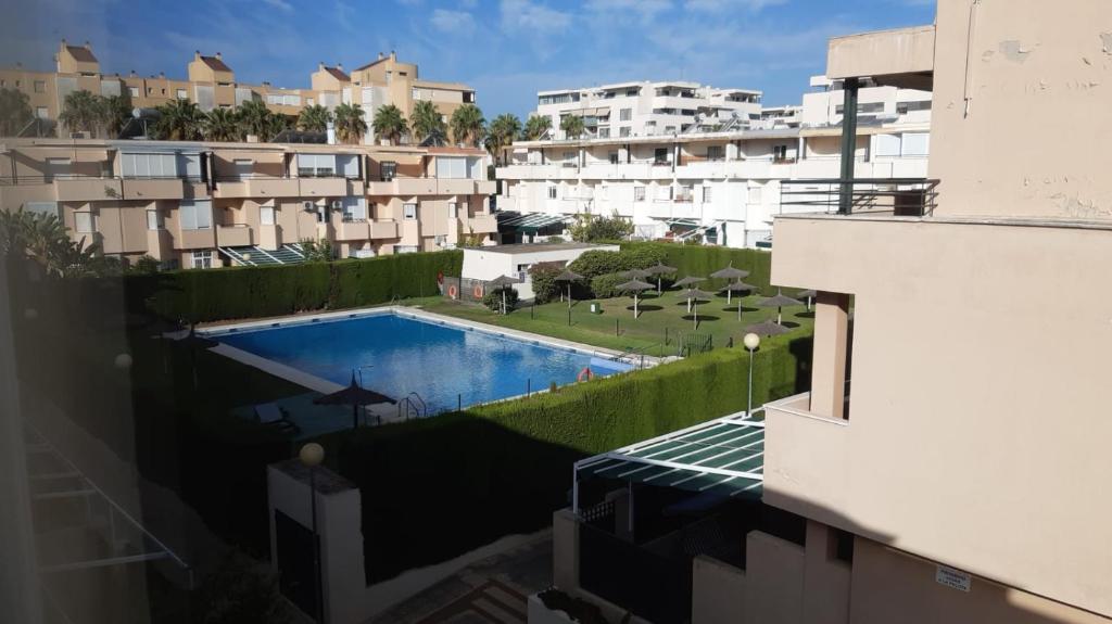 - Vistas a la piscina desde un edificio en Casa Grande Zona Norte, en Jerez de la Frontera