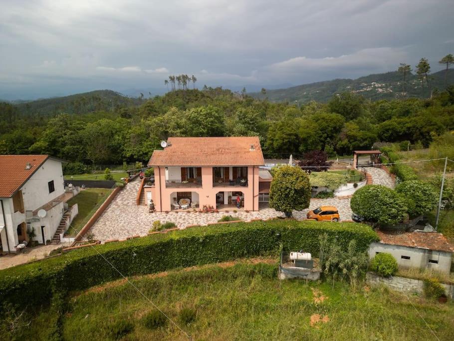 an aerial view of a house with a yard at holiday House Na Te in Riccò del Golfo di Spezia