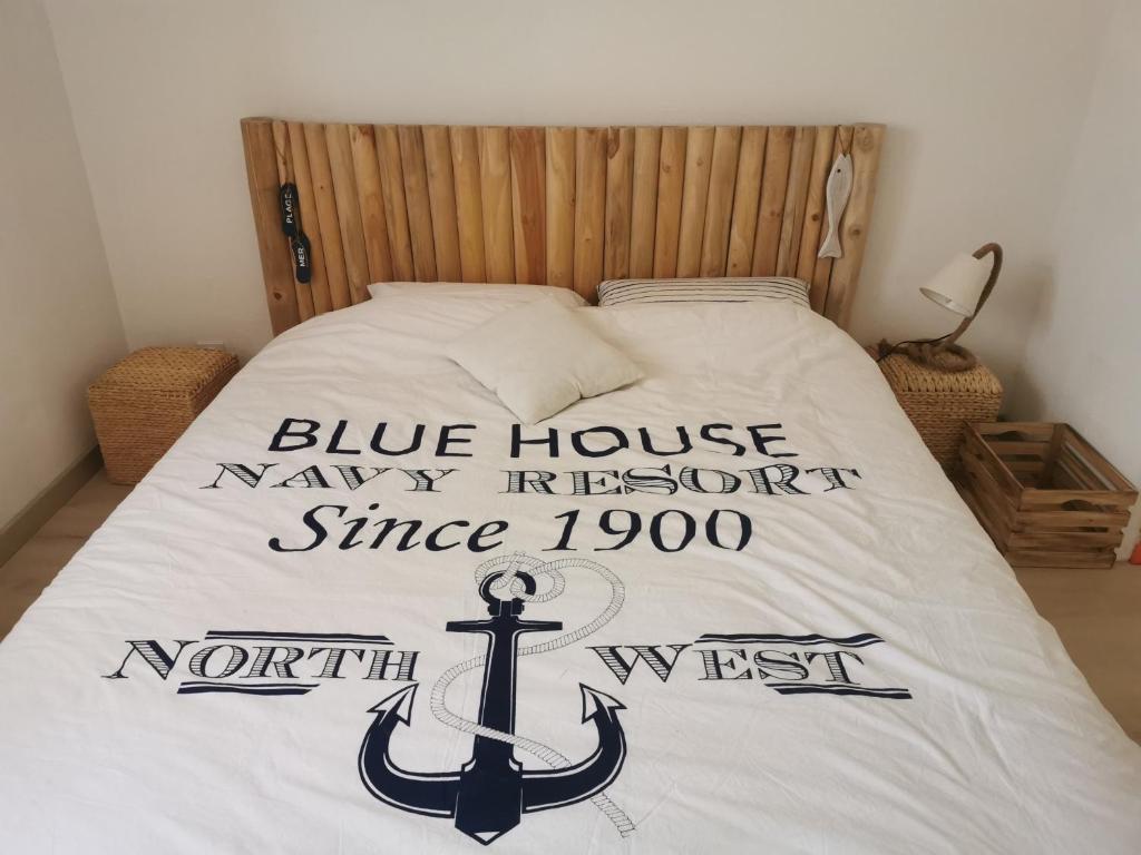 - une chambre dotée d'un lit avec une ancre dans l'établissement LE THAU Maison Mèze 90 m2 vue Etang proche plage à 200 m de La Conque, à Mèze