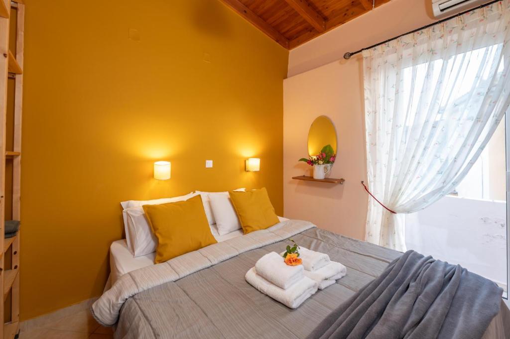 Postel nebo postele na pokoji v ubytování Spedion Villa - Near to sea villas with heated swimming pool