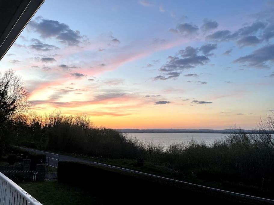 una vista su un tramonto dal balcone di una casa di Slieve Gallion, Rural Retreat with Lough Erne View a Church Hill