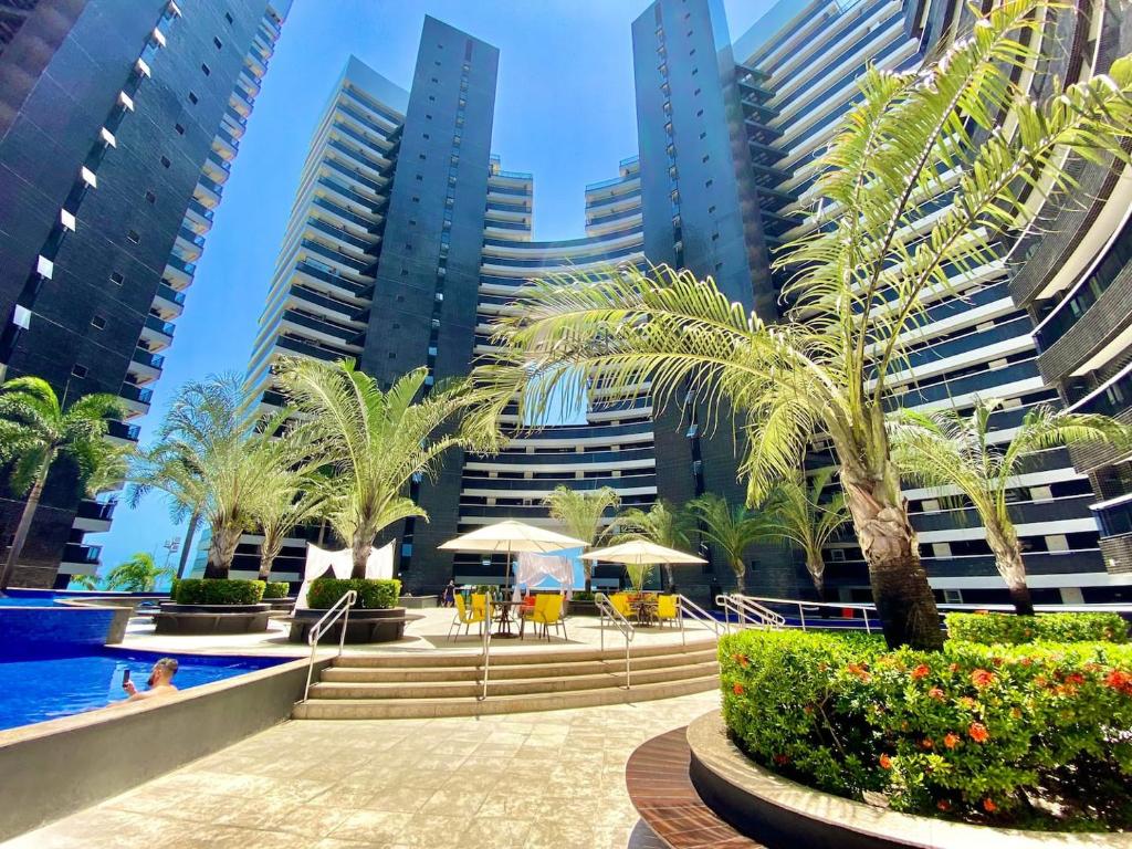 uma piscina no meio de uma cidade com edifícios altos em LANDSCAPE SOLAR - Beira Mar de Fortaleza em Fortaleza