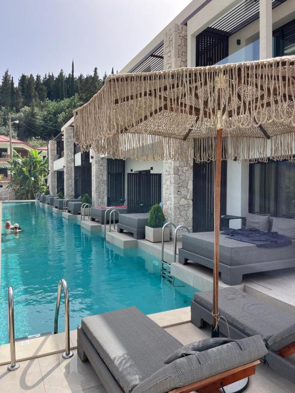 Bazén v ubytování LAN-GO SIVOTA Luxury Living nebo v jeho okolí