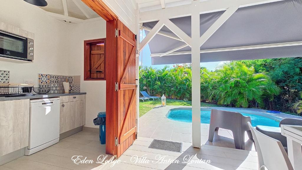Kuchyň nebo kuchyňský kout v ubytování Eden Lodge 4 Villas avec piscine privée