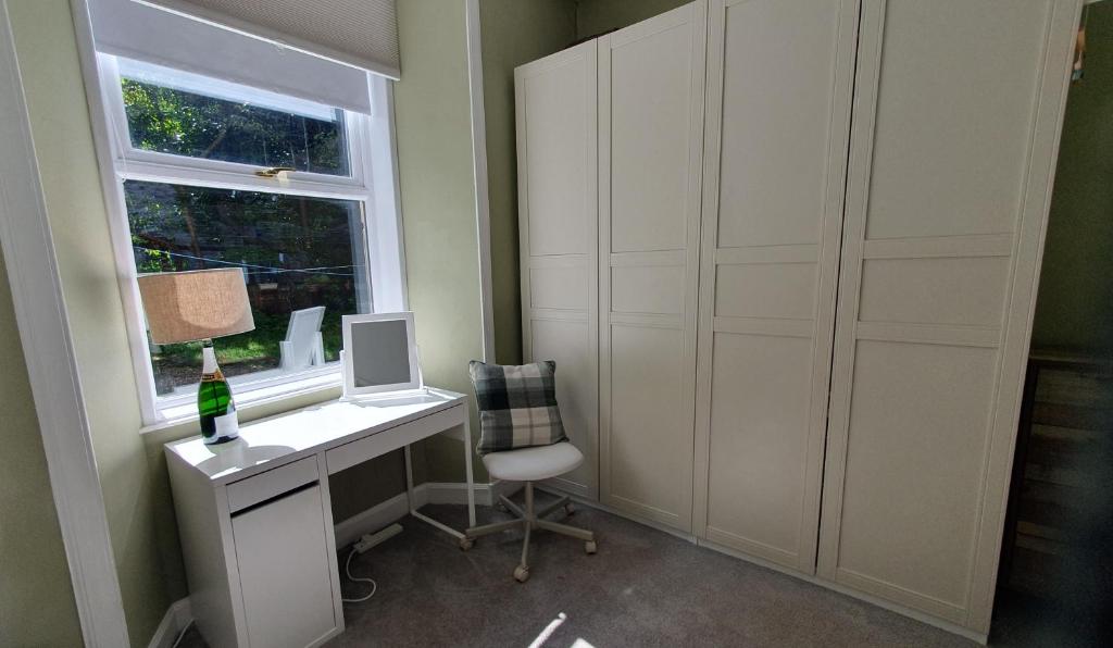 Una cocina o cocineta en Beautiful Ground Floor Flat near Haymarket