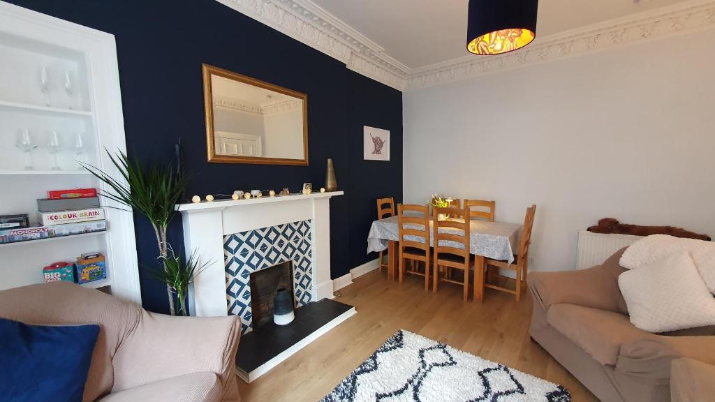 Un lugar para sentarse en Beautiful Ground Floor Flat near Haymarket