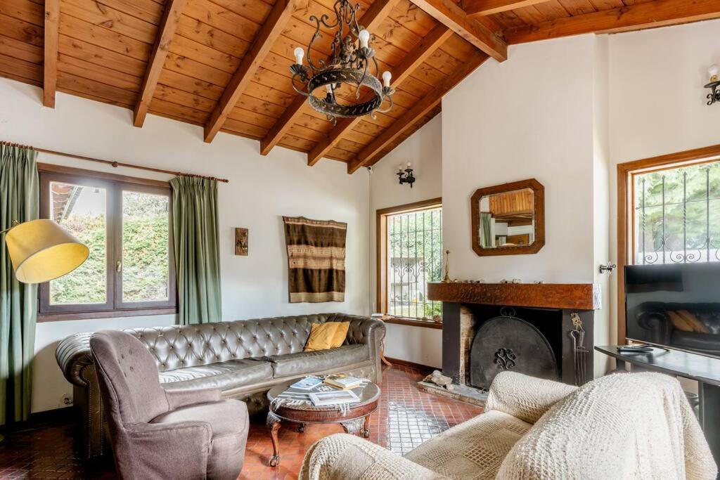 a living room with a couch and a fireplace at Encantadora Casa con bosquecito in San Carlos de Bariloche