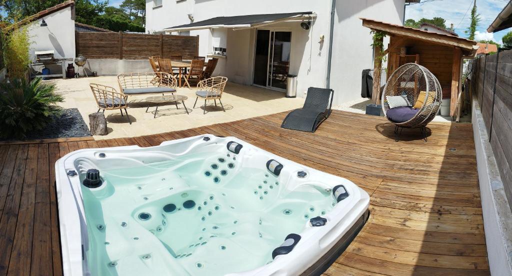 una vasca idromassaggio sul ponte di una casa di Maison au coeur de Capbreton a Capbreton