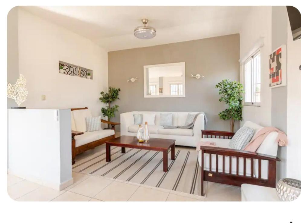 a living room with a couch and a table at Amplio apartmento in Santo Domingo