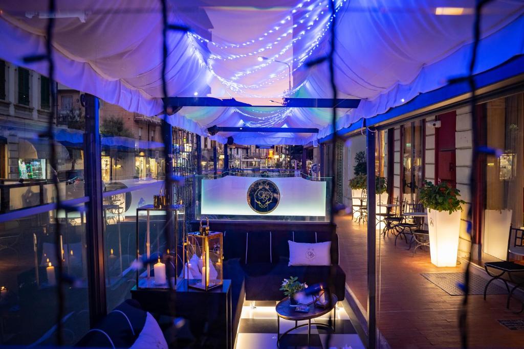 蒙特卡蒂尼泰尔梅Boutique Hotel Puccini的享有带蓝色灯光的建筑景致