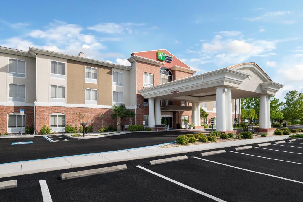 a hotel with a parking lot in front of a hotel at Holiday Inn Express & Suites Spring Hill by IHG in Spring Hill