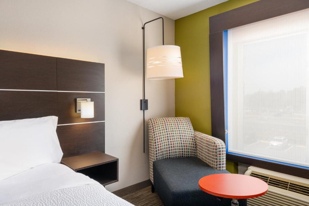 Holiday Inn Express & Suites Spring Hill, an IHG Hotel - Salle Roi Standard