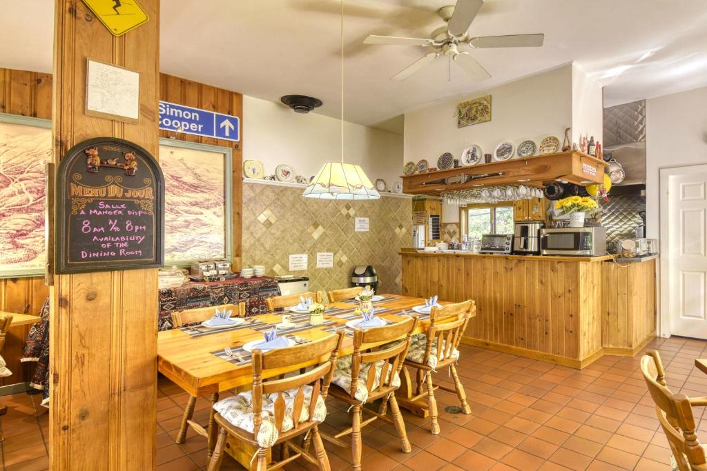 a dining room with a table and chairs at Auberge Le Lupin-Self Check-in in Mont-Tremblant