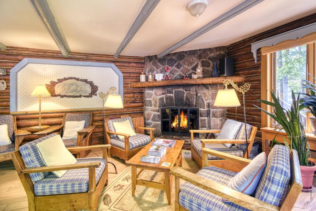 a living room filled with furniture and a fireplace at Auberge Le Lupin-Self Check-in in Mont-Tremblant