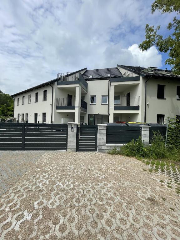 Budova, kde se aparthotel nachází