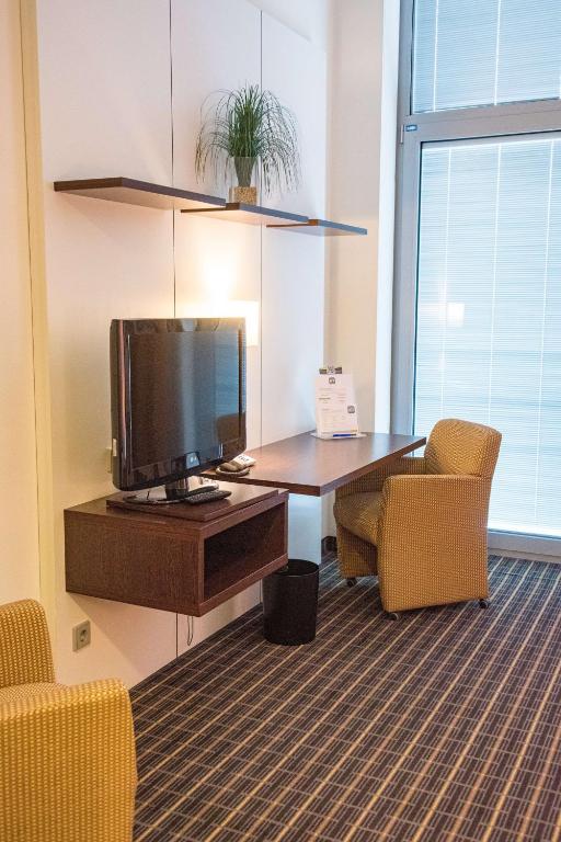 TV a/nebo společenská místnost v ubytování Livenwork Hotel & CoWorking GVZ Ingolstadt