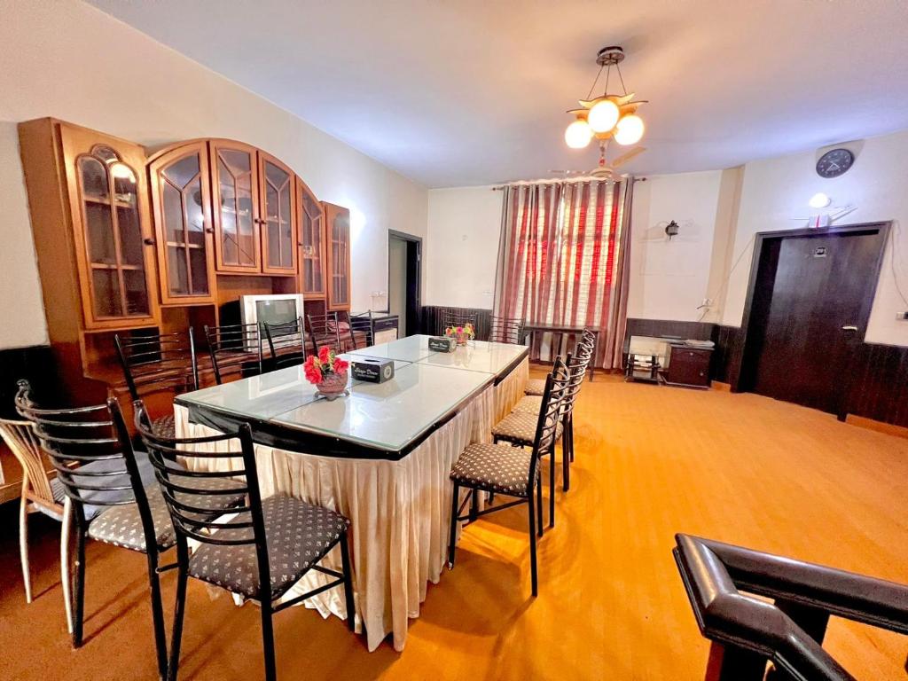 Step Inn Guest House Lahore - Deluxe Double Room (2 Adultos + 1 Niño)