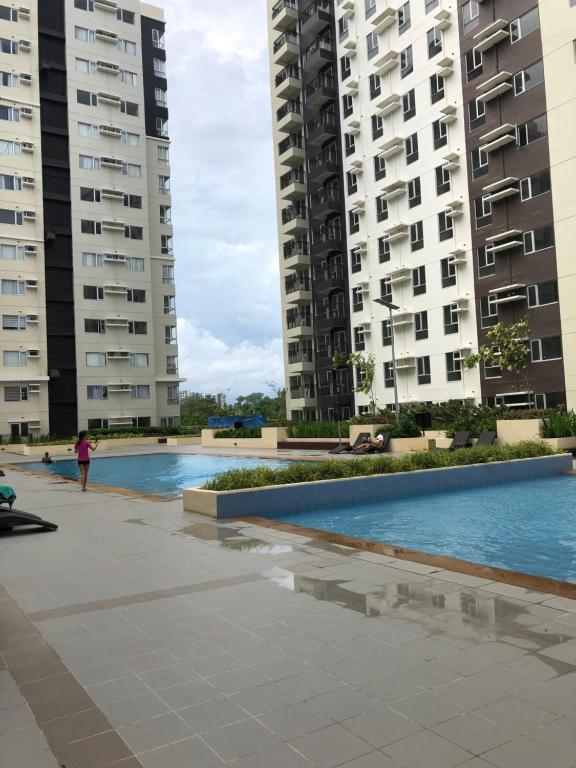 Bazén v ubytování Spacious 2 Bedroom condo unit for rent nebo v jeho okolí