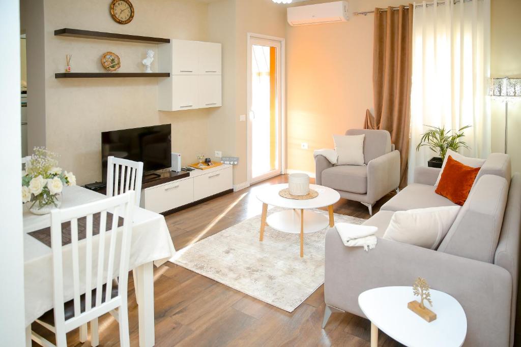 a living room with a couch and a tv at Casa di Besarb in Shkodër