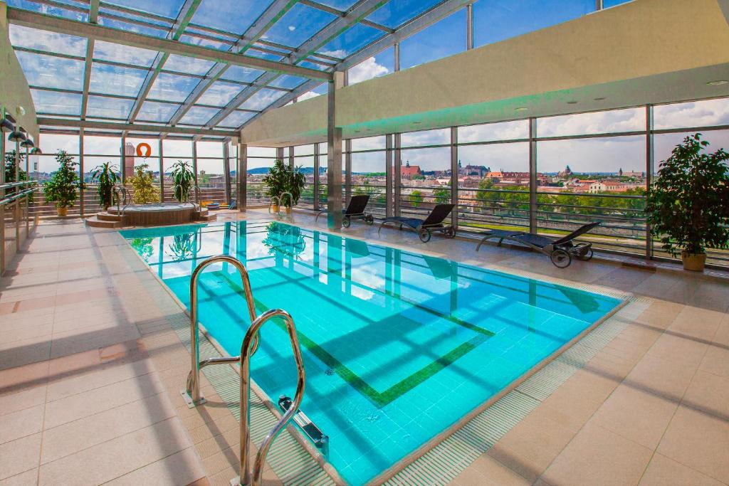 Basen w obiekcie Qubus Hotel Kraków lub w pobliżu