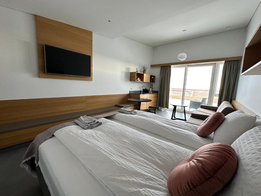 Postel nebo postele na pokoji v ubytování Eiðhús Apartments