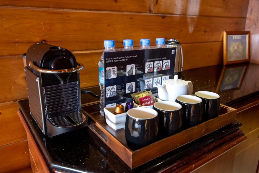Příslušenství pro přípravu čaje a kávy v ubytování The Richforest Hotel- Sun Moon Lake