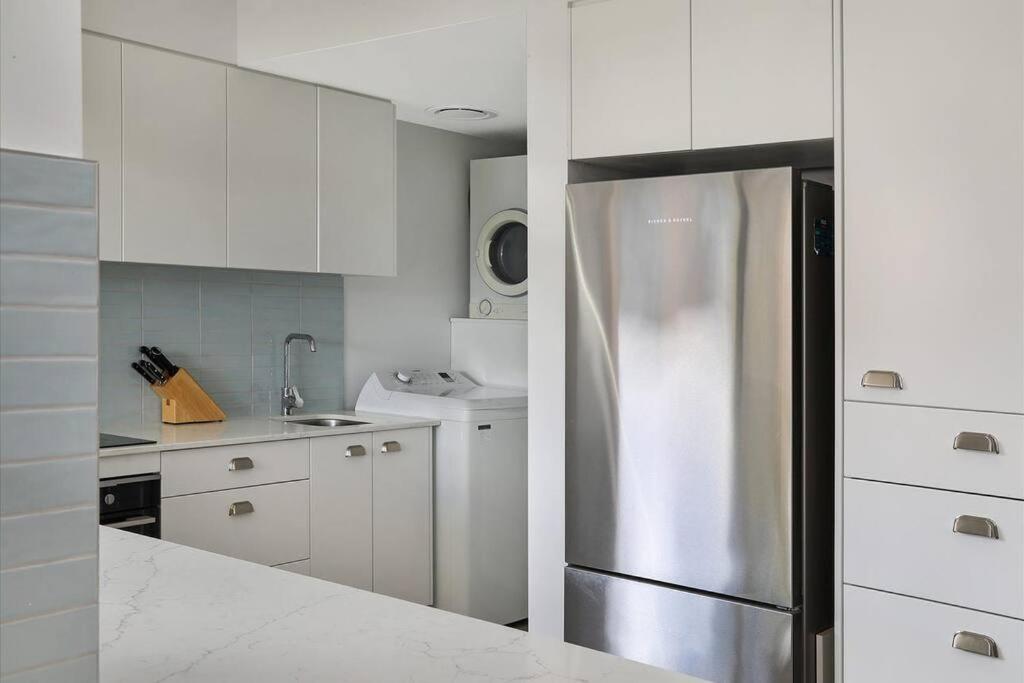 Kuchyň nebo kuchyňský kout v ubytování Luxury 2 Bedroom Unit Mooloolaba