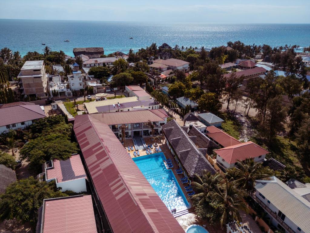 einen Luftblick auf ein Resort mit einem Pool in der Unterkunft Canary Hotel & SPA in Nungwi