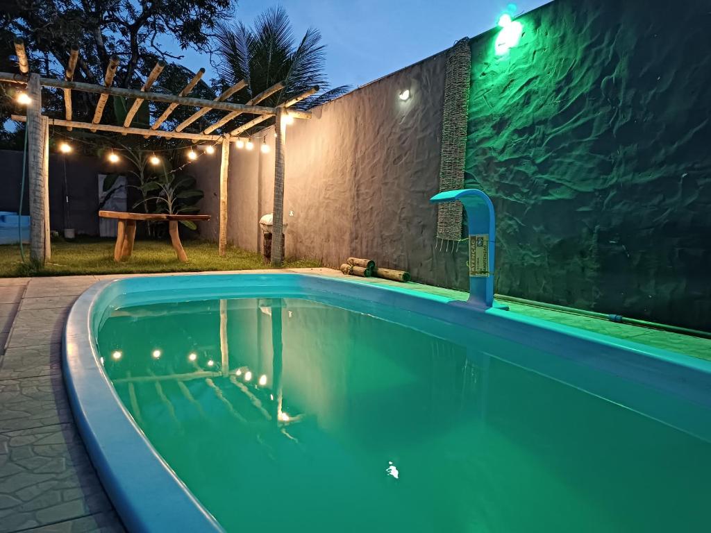 una piscina notturna con fontana di Flats e Suites Toque dos Milagres a São Miguel dos Milagres