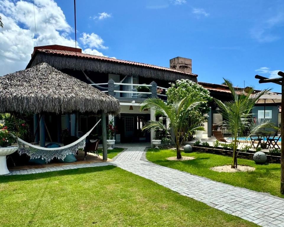 een resort met een hangmat in de tuin bij Pousada Coconut Cumbuco in Cumbuco