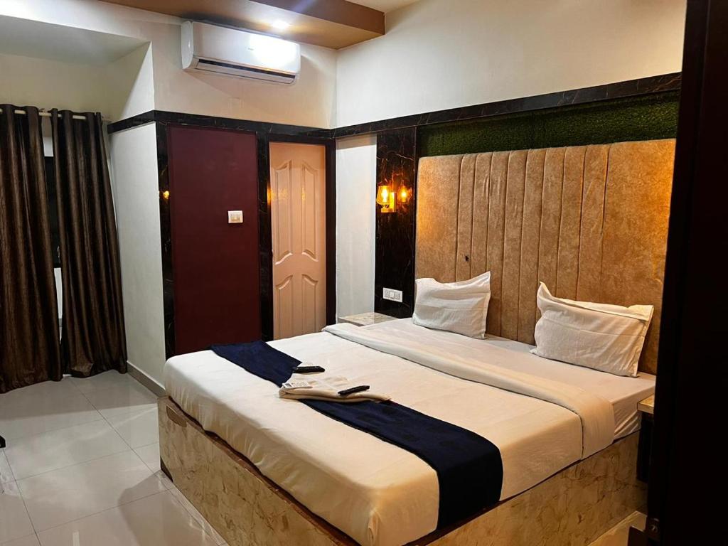 Postel nebo postele na pokoji v ubytování Queens Residency - Kochi