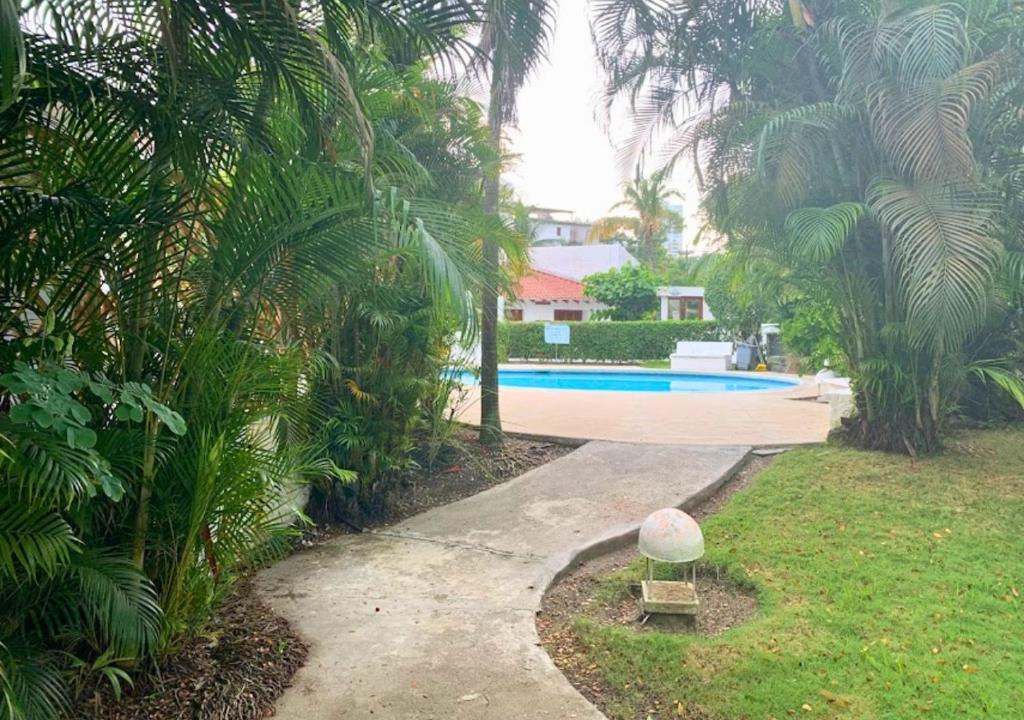 Bazén v ubytování Hermosa casa frente a la playa nebo v jeho okolí