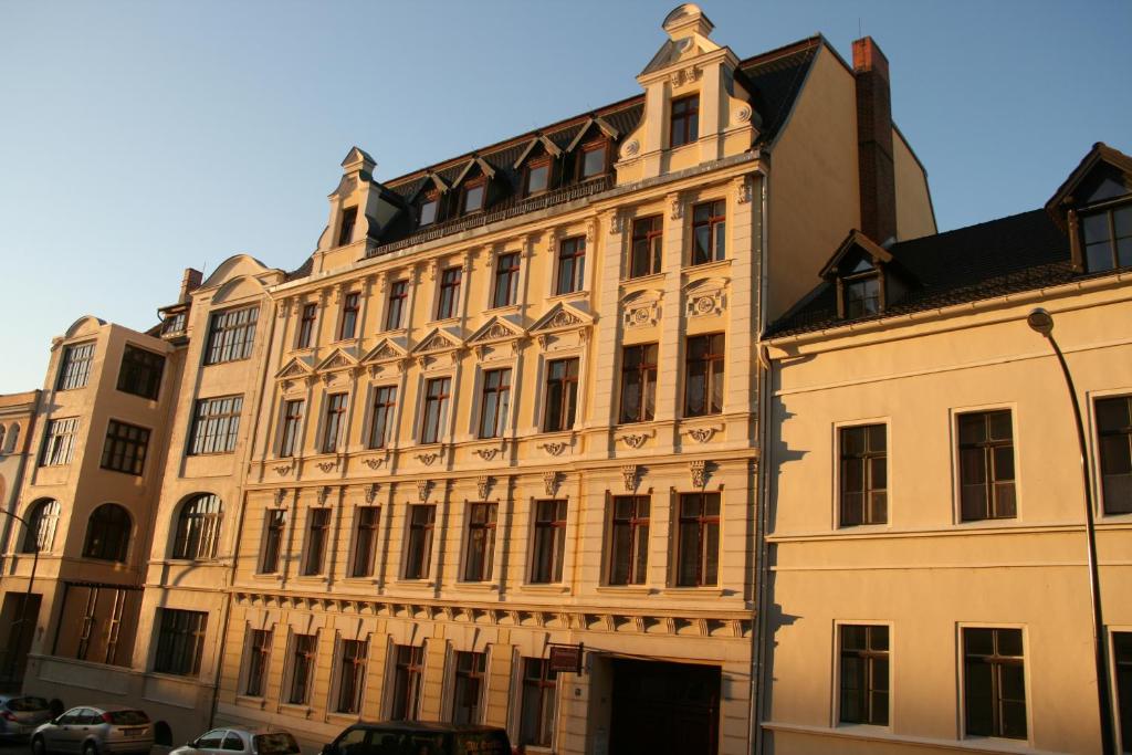 un grand bâtiment avec beaucoup de fenêtres dans l'établissement Haus Gründerzeit, à Görlitz