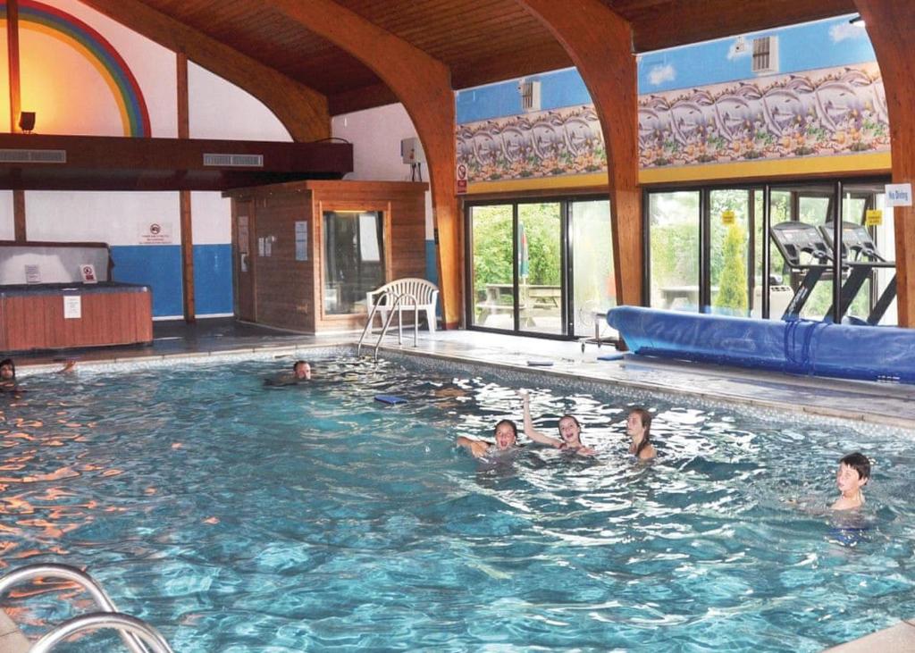 Bazén v ubytování Pantglas Hall Lodges nebo v jeho okolí