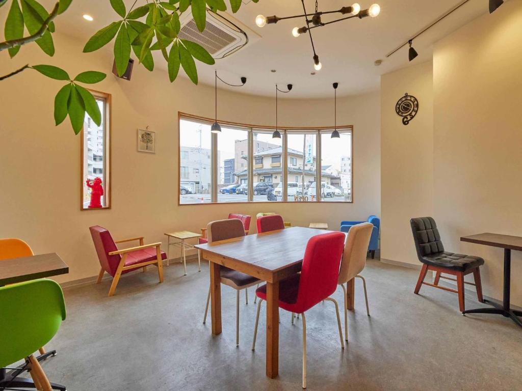 熊谷市にある2-51 Miyamaecho - Hotel / Vacation STAY 8661のダイニングルーム(テーブル、椅子付)