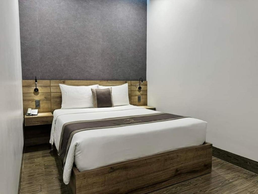 - une chambre avec un grand lit dans l'établissement LION 6 HOTEL, à Cần Thơ